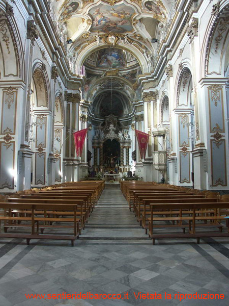 11) interno della chiesa