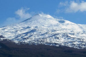 File:L'Etna vista dalla campagna di Randazzo.JPG